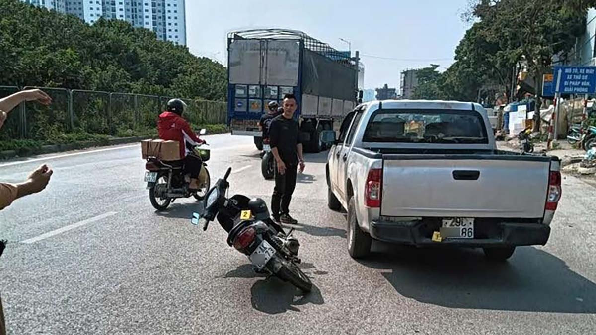 dung lai hien truong vu xe ban tai tat dau, 3 nguoi suyt nga vao ro-mooc o ha noi hinh anh 1