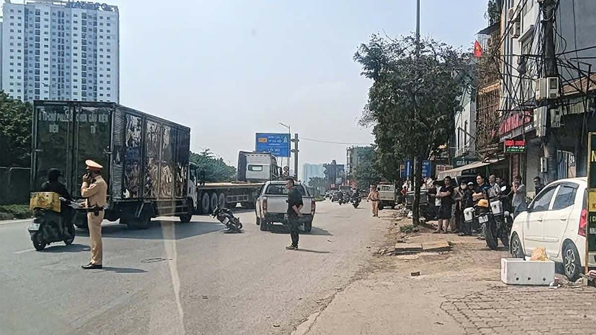 dung lai hien truong vu xe ban tai tat dau, 3 nguoi suyt nga vao ro-mooc o ha noi hinh anh 2