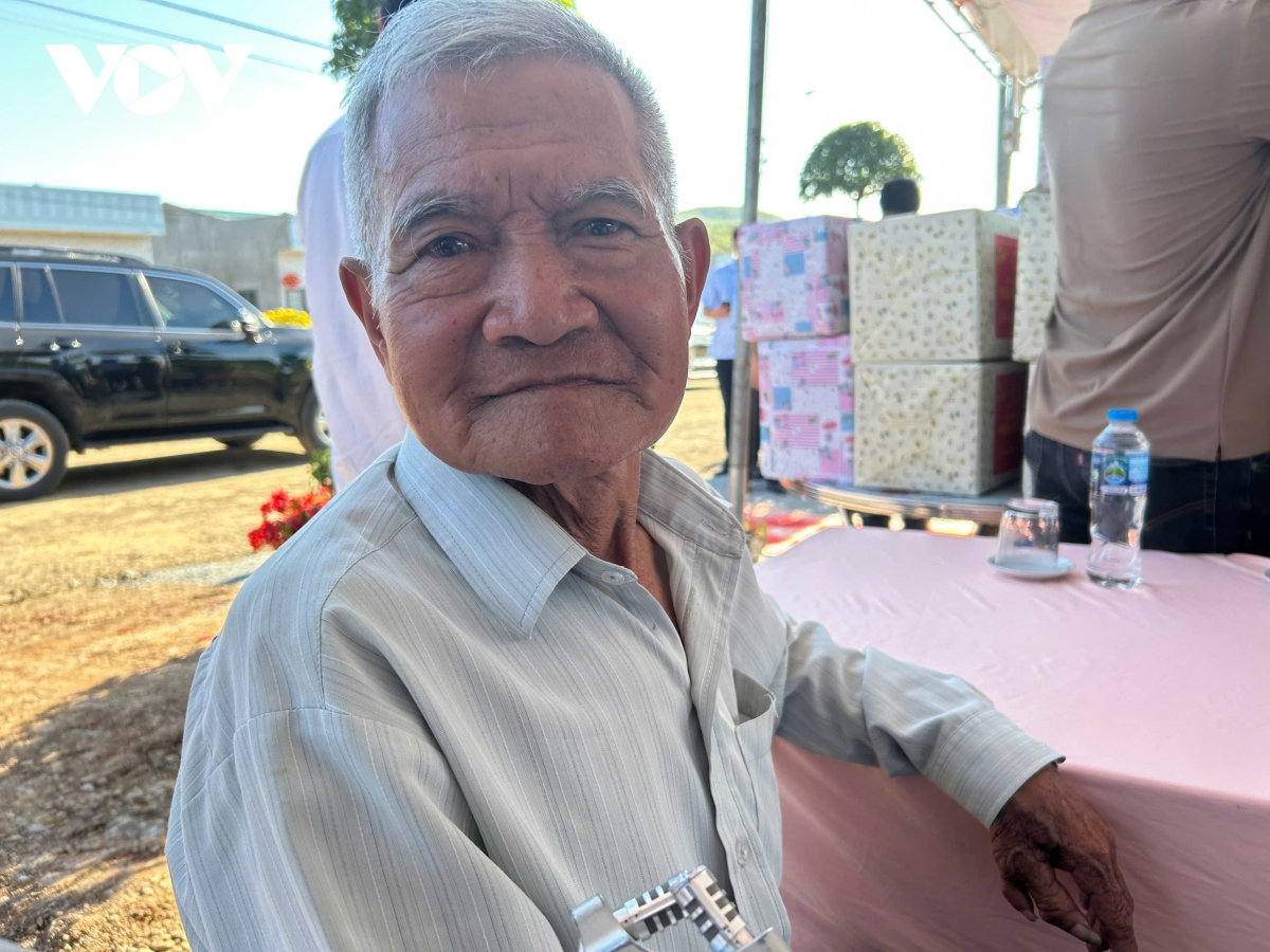 thu tuong tham, tang qua nguoi dan khu tai dinh cu thon quang Duc hinh anh 3
