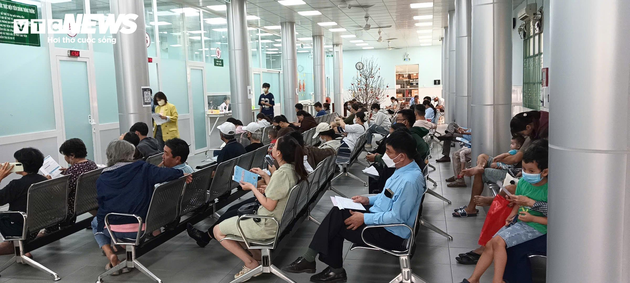 Đông đảo người dân đến Viện Pasteur tiêm vaccine phòng bệnh sau Tết.