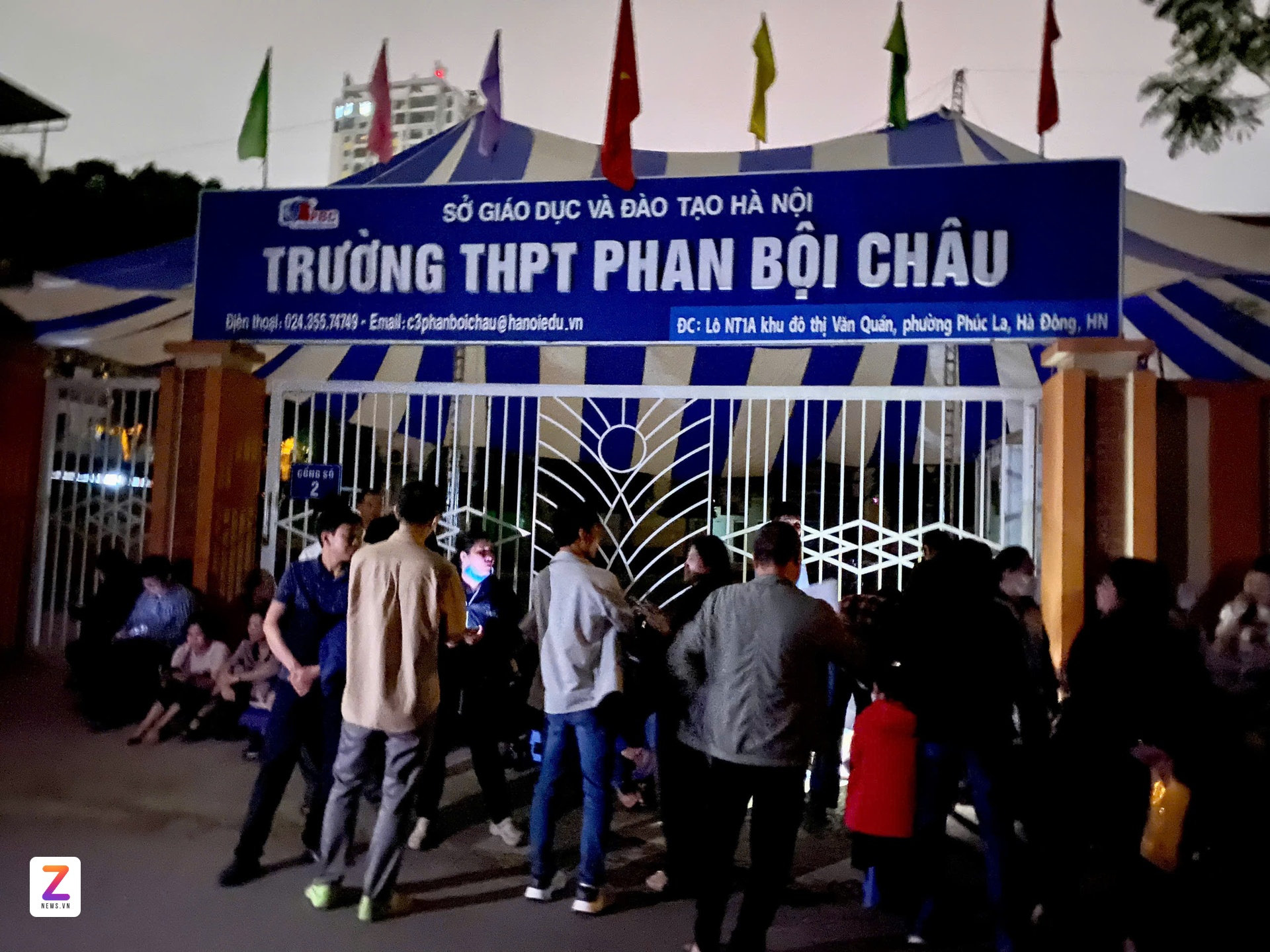 Phụ huynh mang ghế nhựa, đội mưa xuyên đêm giành suất vào lớp 10 cho con - 2