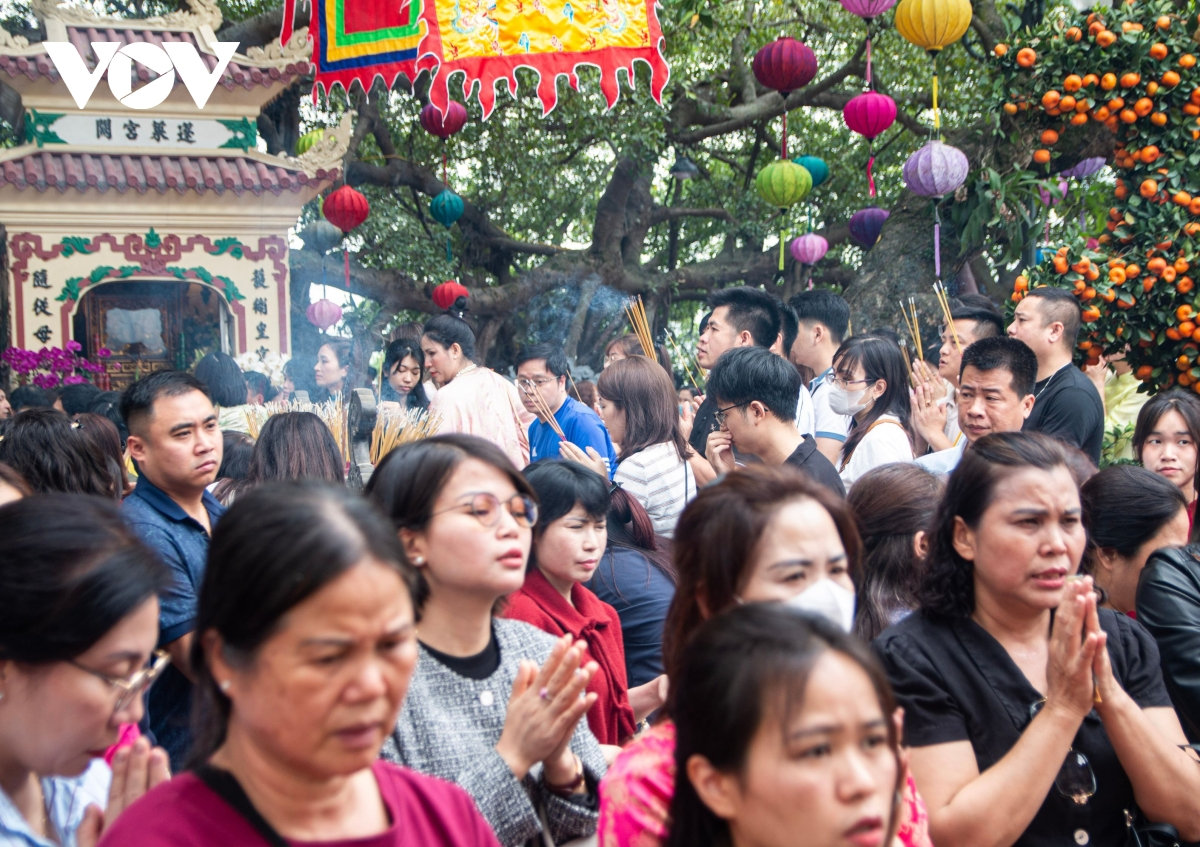 nguoi dan do toi phu tay ho, chua tran quoc tu som trong ngay ram thang gieng hinh anh 9
