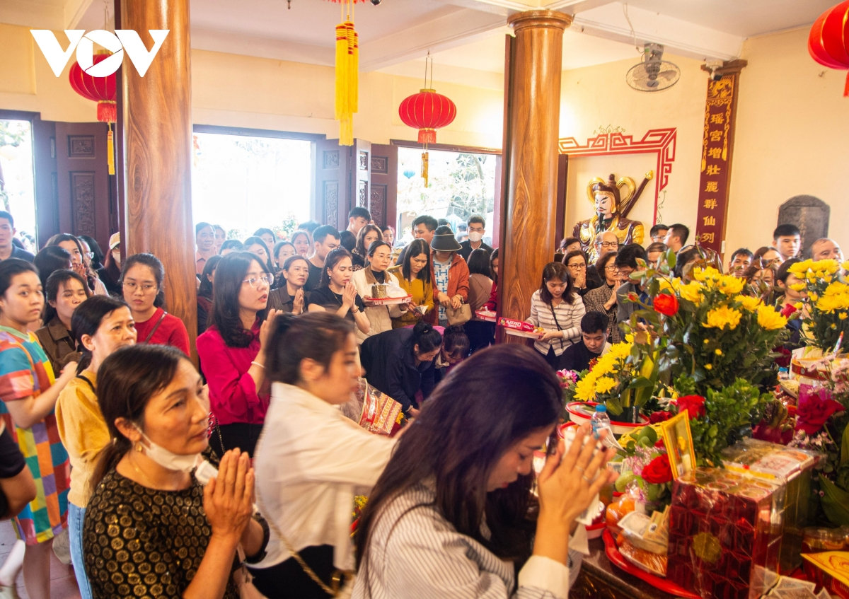 nguoi dan do toi phu tay ho, chua tran quoc tu som trong ngay ram thang gieng hinh anh 4
