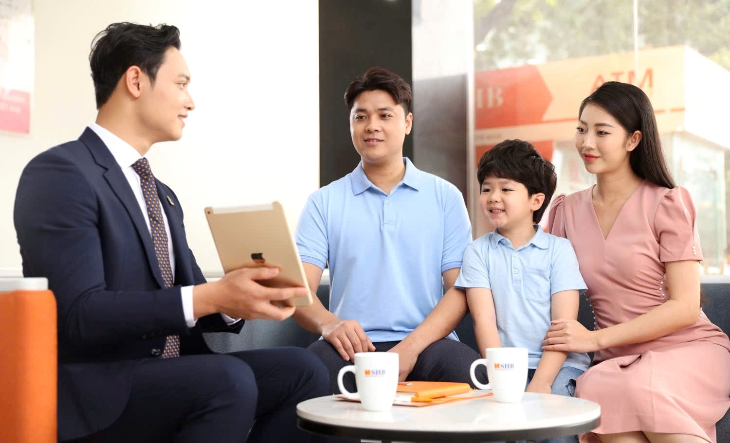 Nhiều gia đình trẻ gặp khó khăn tài chính khi mua nhà vì lãi suất tăng cao. (Ảnh: B.L)