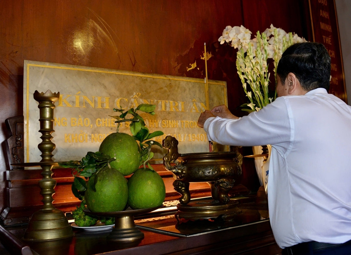 chủ tịch quốc hội trần thanh mẫn dâng hoa, dâng hương tại khu di tích ngã ba giồng hình ảnh 2 chu tich quoc hoi tran thanh man dang hoa, dang huong tai khu di tich nga ba giong hinh anh 2