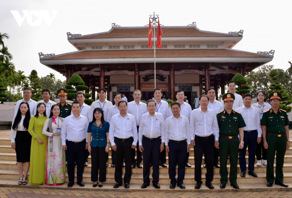 chủ tịch quốc hội trần thanh mẫn dâng hoa, dâng hương tại khu di tích ngã ba giồng hình ảnh 3 chu tich quoc hoi tran thanh man dang hoa, dang huong tai khu di tich nga ba giong hinh anh 3
