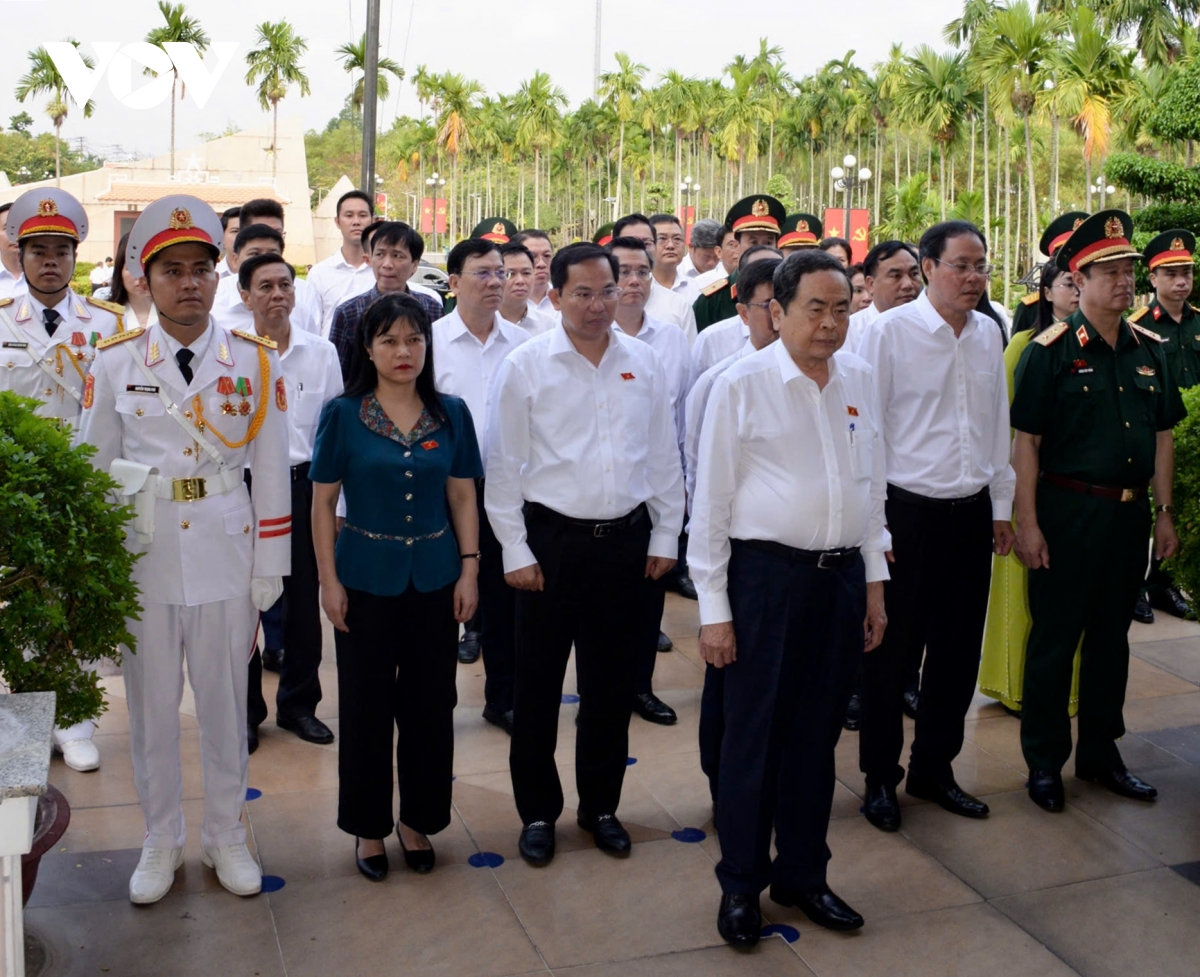 chủ tịch quốc hội trần thanh mẫn dâng hoa, dâng hương tại khu di tích ngã ba giồng hình ảnh 1 chu tich quoc hoi tran thanh man dang hoa, dang huong tai khu di tich nga ba giong hinh anh 1