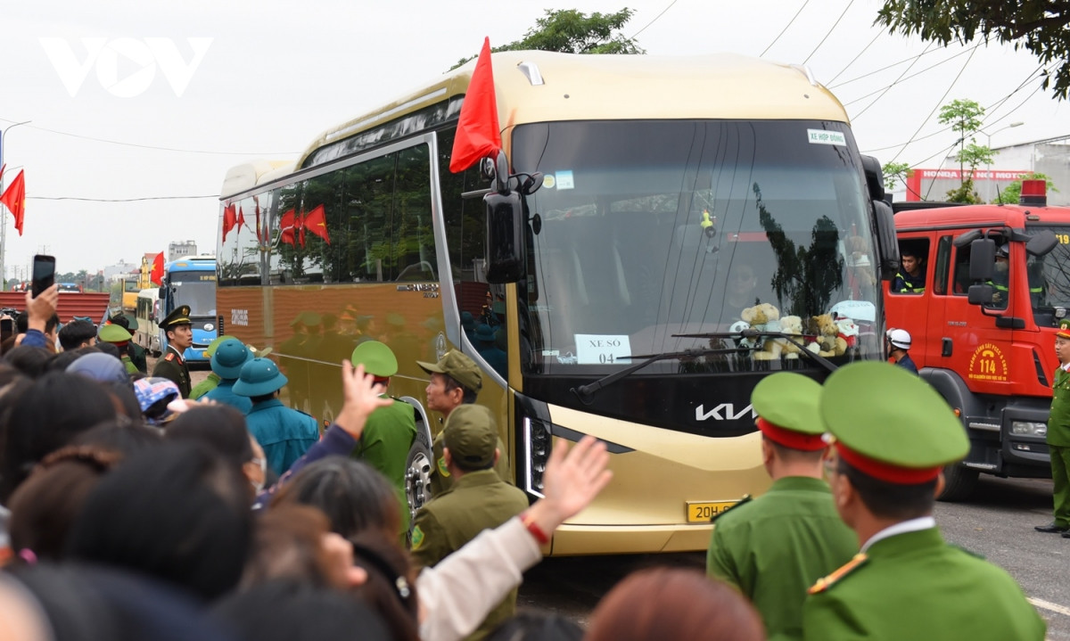 Dai uy 69 tuoi xuc dong tien chau noi len duong nhap ngu tai ha noi hinh anh 12