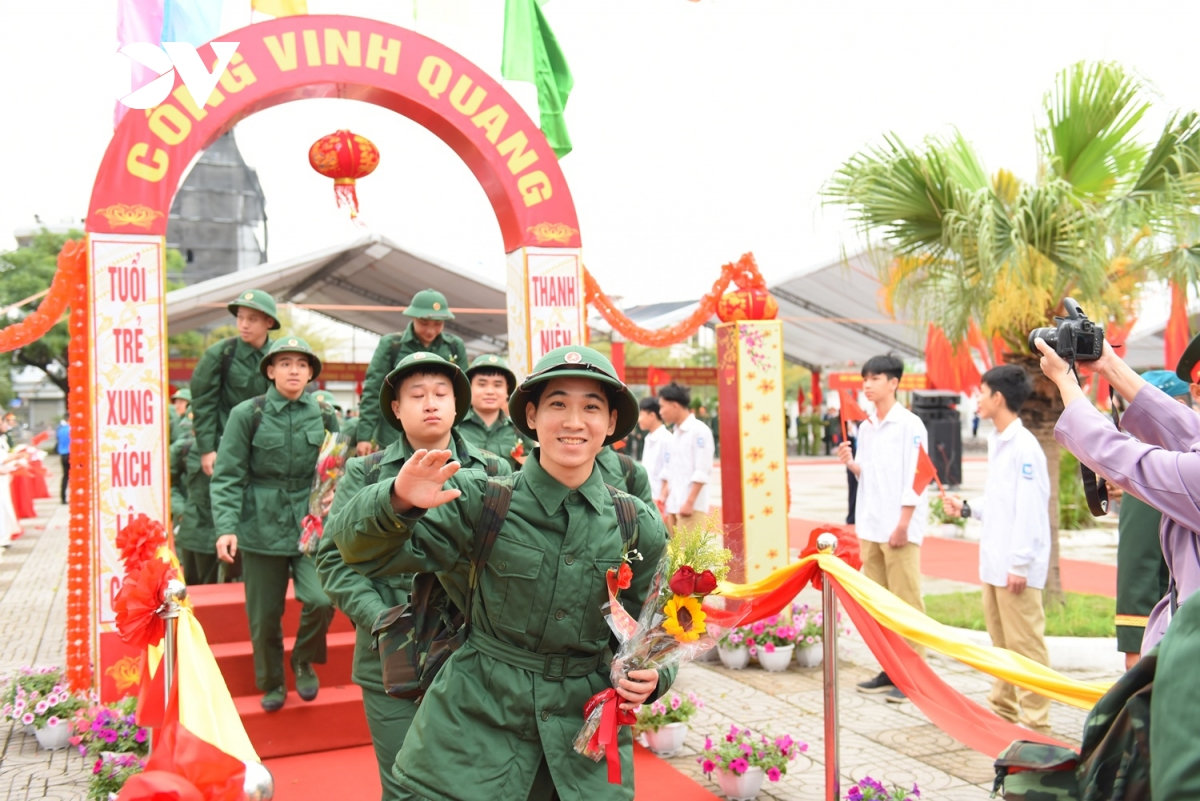Dai uy 69 tuoi xuc dong tien chau noi len duong nhap ngu tai ha noi hinh anh 5