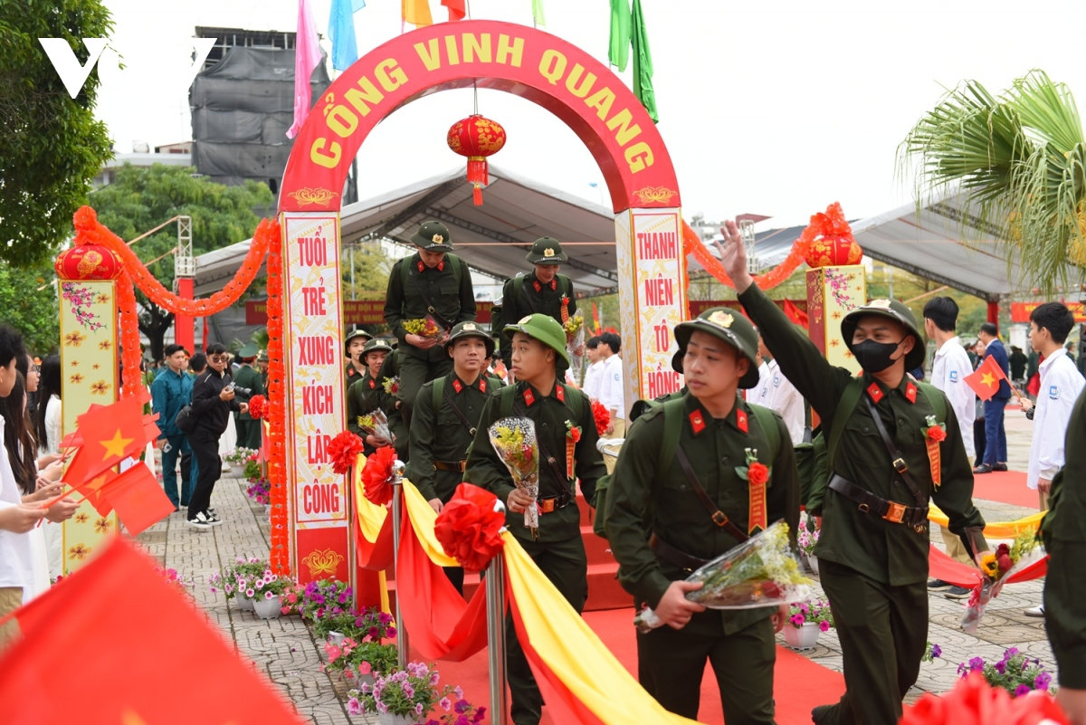 Dai uy 69 tuoi xuc dong tien chau noi len duong nhap ngu tai ha noi hinh anh 6
