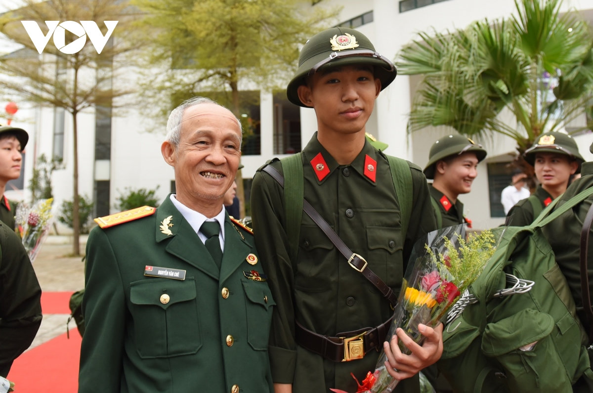 Dai uy 69 tuoi xuc dong tien chau noi len duong nhap ngu tai ha noi hinh anh 3