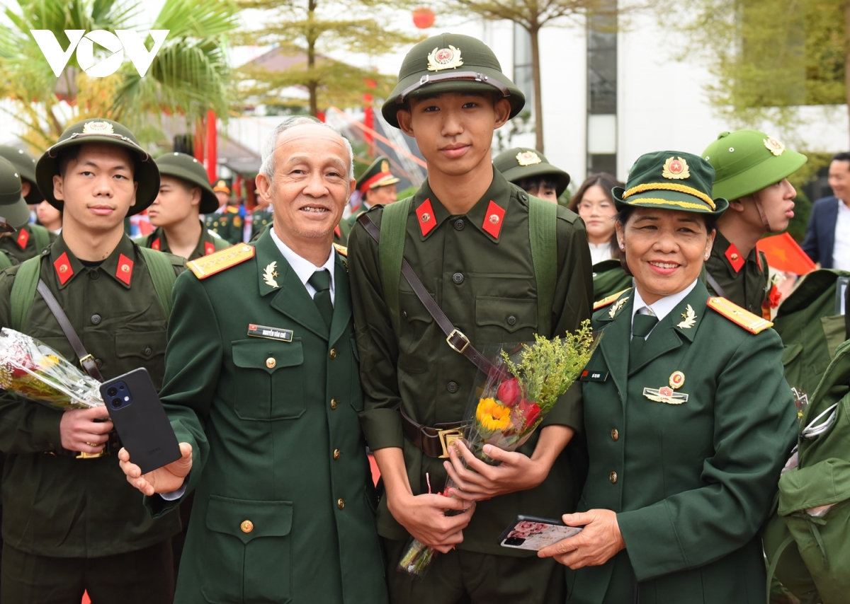 Dai uy 69 tuoi xuc dong tien chau noi len duong nhap ngu tai ha noi hinh anh 4