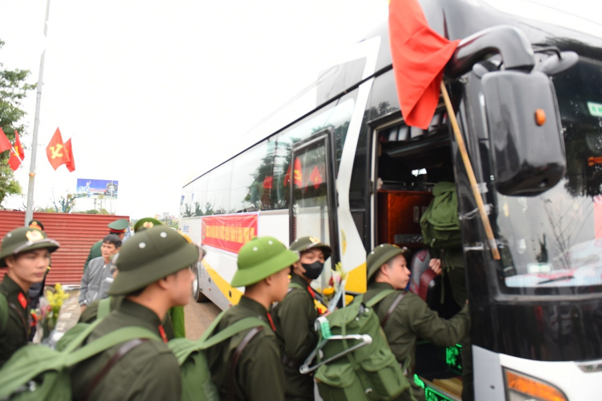 Dai uy 69 tuoi xuc dong tien chau noi len duong nhap ngu tai ha noi hinh anh 11