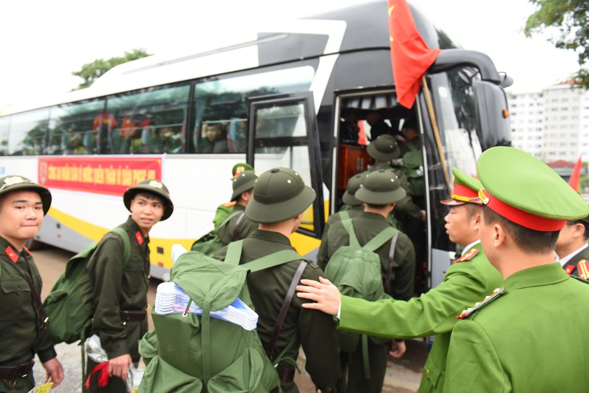 Dai uy 69 tuoi xuc dong tien chau noi len duong nhap ngu tai ha noi hinh anh 10