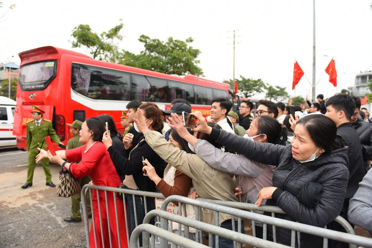 Dai uy 69 tuoi xuc dong tien chau noi len duong nhap ngu tai ha noi hinh anh 8