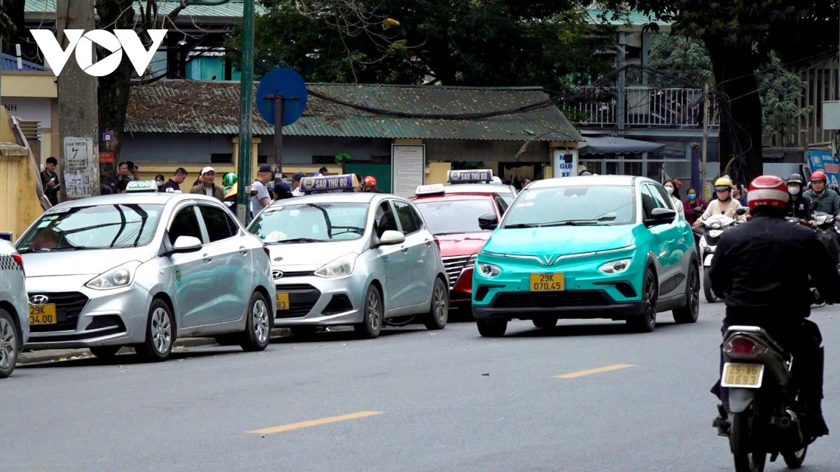 ha noi chuyen taxi xang sang xe dien tai xe ung ho nhung con nhieu tran tro hinh anh 1
