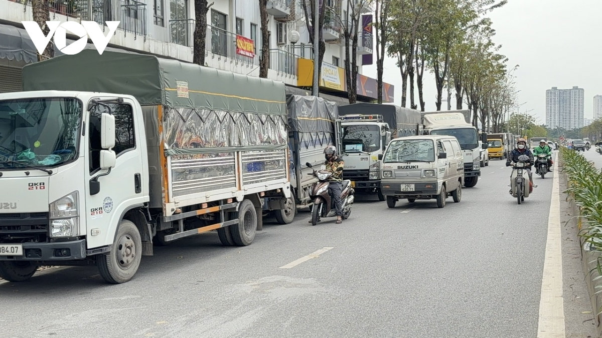 xu ly bat coc bo dia , xe tai ha noi lai lap ben tren duong nhu nam moc sau mua hinh anh 11