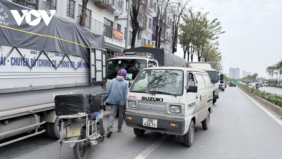 xu ly bat coc bo dia , xe tai ha noi lai lap ben tren duong nhu nam moc sau mua hinh anh 7