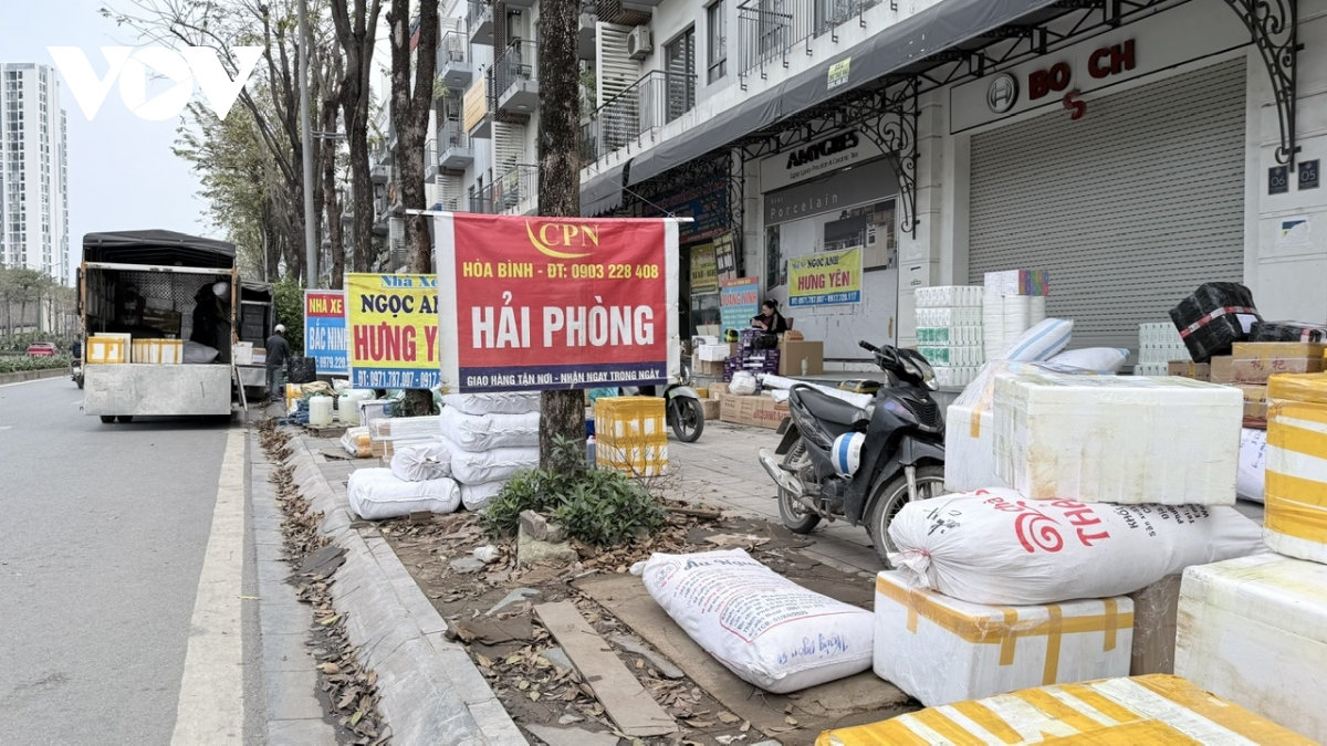 xu ly bat coc bo dia , xe tai ha noi lai lap ben tren duong nhu nam moc sau mua hinh anh 3