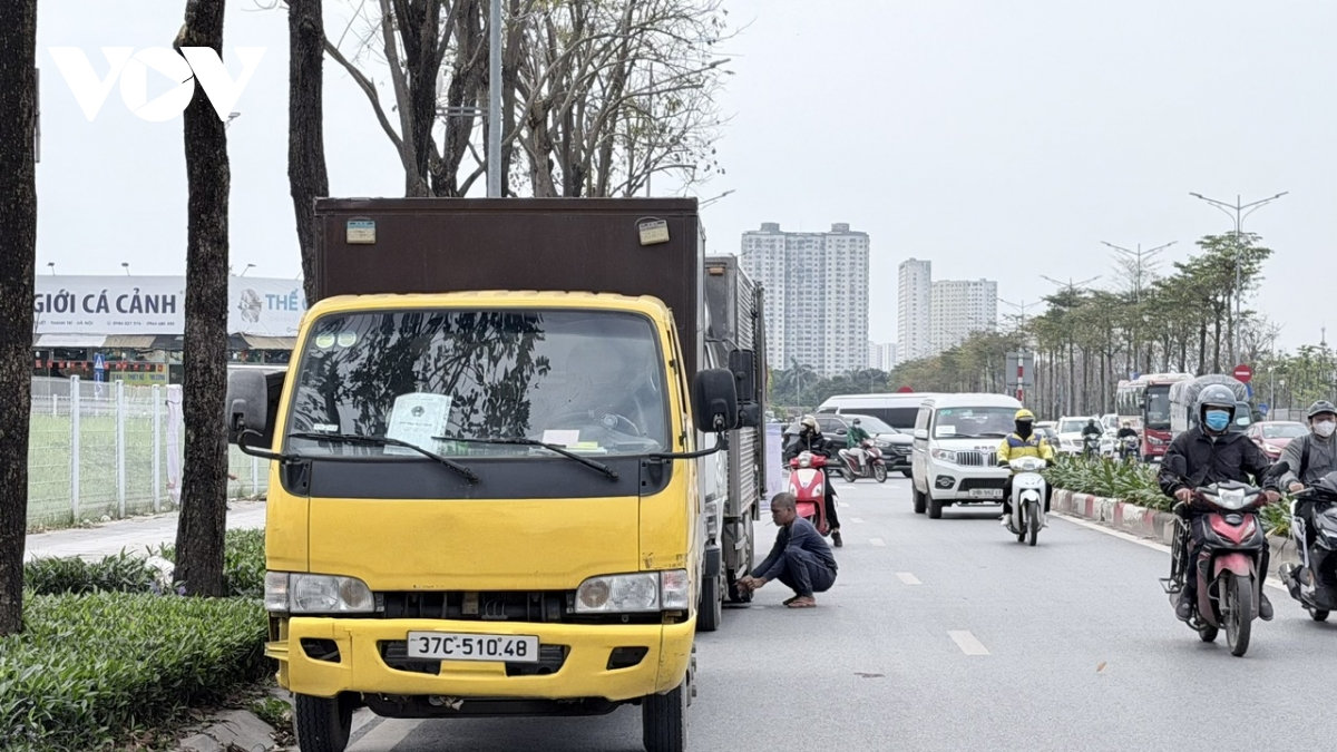 xu ly bat coc bo dia , xe tai ha noi lai lap ben tren duong nhu nam moc sau mua hinh anh 9