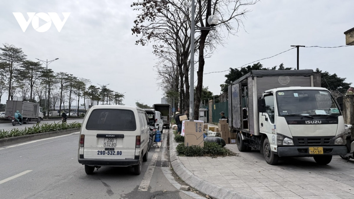 xu ly bat coc bo dia , xe tai ha noi lai lap ben tren duong nhu nam moc sau mua hinh anh 5