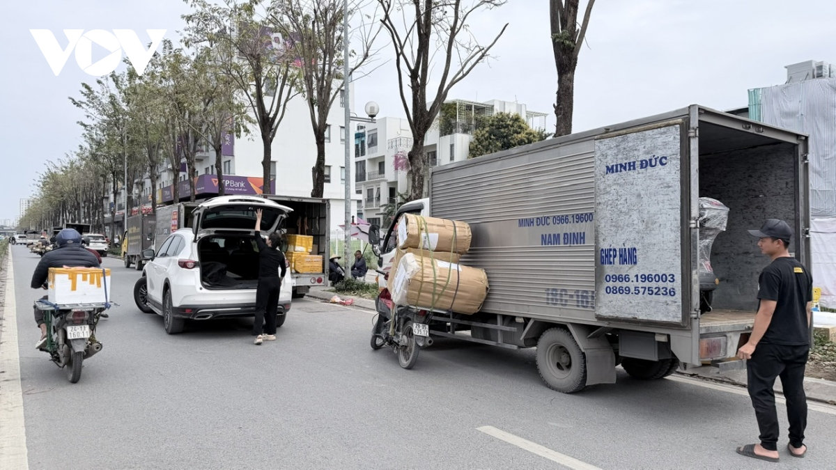 xu ly bat coc bo dia , xe tai ha noi lai lap ben tren duong nhu nam moc sau mua hinh anh 4