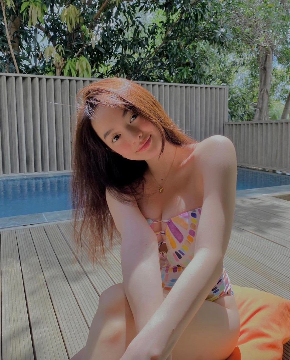 Tuy nhiên, sự hạn chế chiều cao lại không hề làm lu mờ vẻ đẹp nổi bật của cô. Chính gương mặt bầu bĩnh, đôi mắt to tròn và nụ cười rạng rỡ đã trở thành điểm nhấn đặc biệt giúp Kaity Nguyễn ghi dấu ấn trong lòng công chúng.