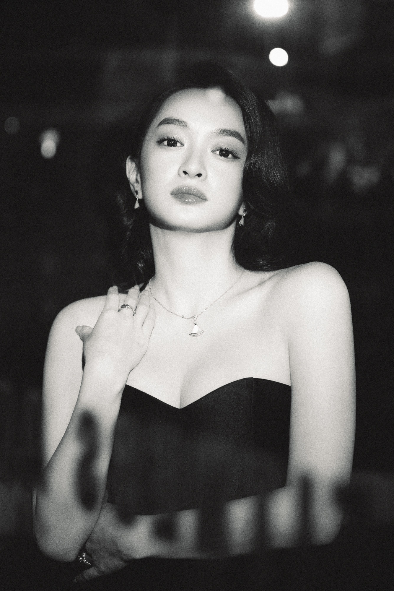 Thời gian qua, Kaity Nguyễn trưởng thành hơn về hình ảnh. Mỗi lần xuất hiện ở các sự kiện, cô chọn phong cách nữ tính, gợi cảm, nhận được nhiều lời khen của người hâm mộ.