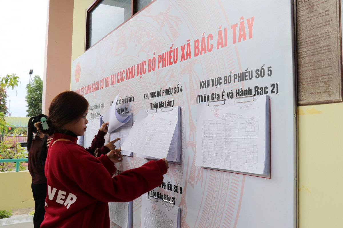 Dua ngay hoi bau cu den tung nha o vung dong bao dan toc thieu so khanh hoa hinh anh 3