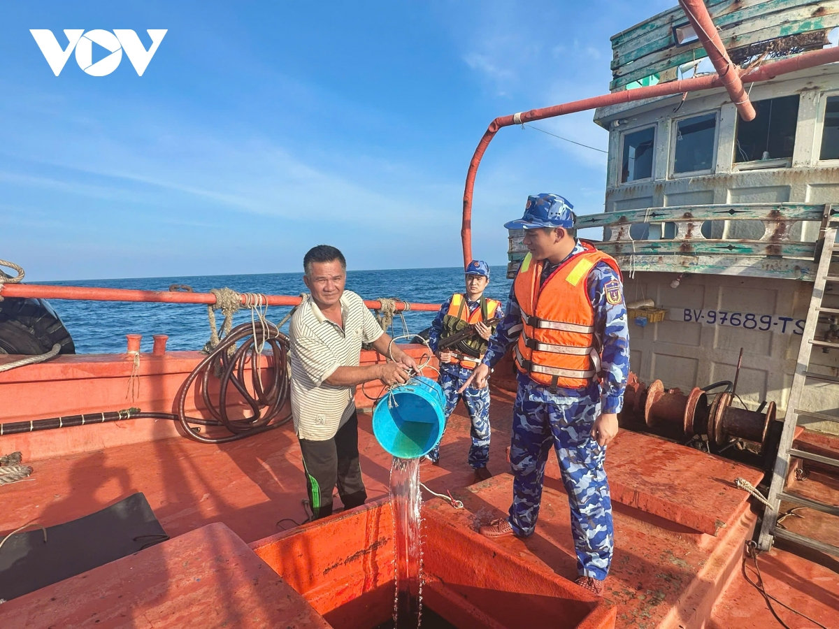 bắt giữ 1 tàu cá vận chuyển trái phép khoảng 50 ngàn lít dầu diesel d.o hình ảnh 2 bat giu 1 tau ca van chuyen trai phep khoang 50 ngan lit dau diesel d.o hinh anh 2