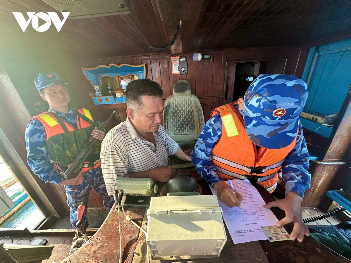 bắt giữ 1 tàu cá vận chuyển trái phép khoảng 50 ngàn lít dầu diesel d.o hình ảnh 1 bat giu 1 tau ca van chuyen trai phep khoang 50 ngan lit dau diesel d.o hinh anh 1