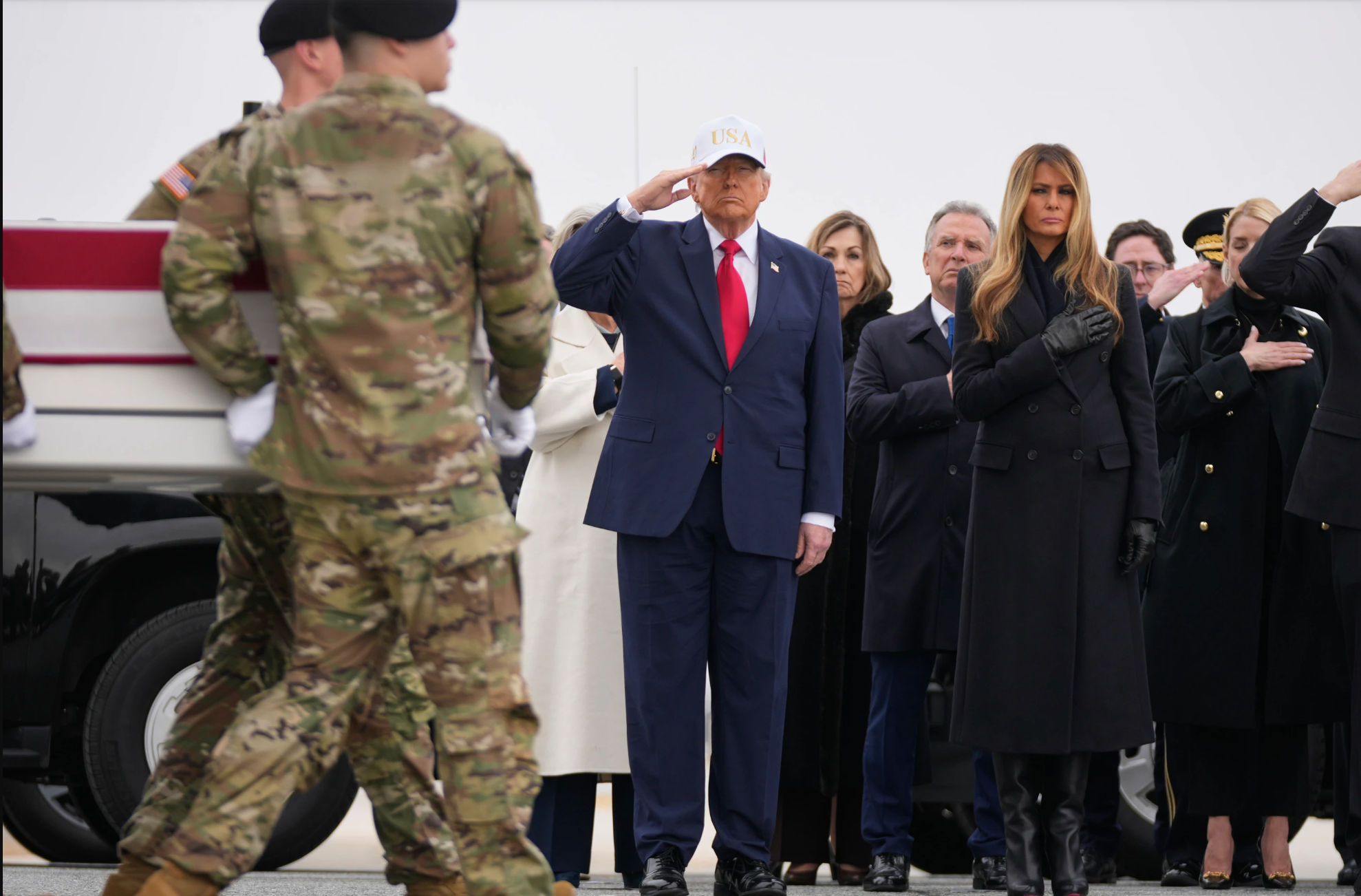 Theo AP, Tổng thống Mỹ Donald Trump đã tới Căn cứ Không quân Dover (bang Delaware) ngày 7/3 để chia buồn với gia đình sáu binh sĩ Mỹ thiệt mạng trong cuộc chiến tại Trung Đông, khi thi hài họ được đưa về nước. (Nguồn: AP)