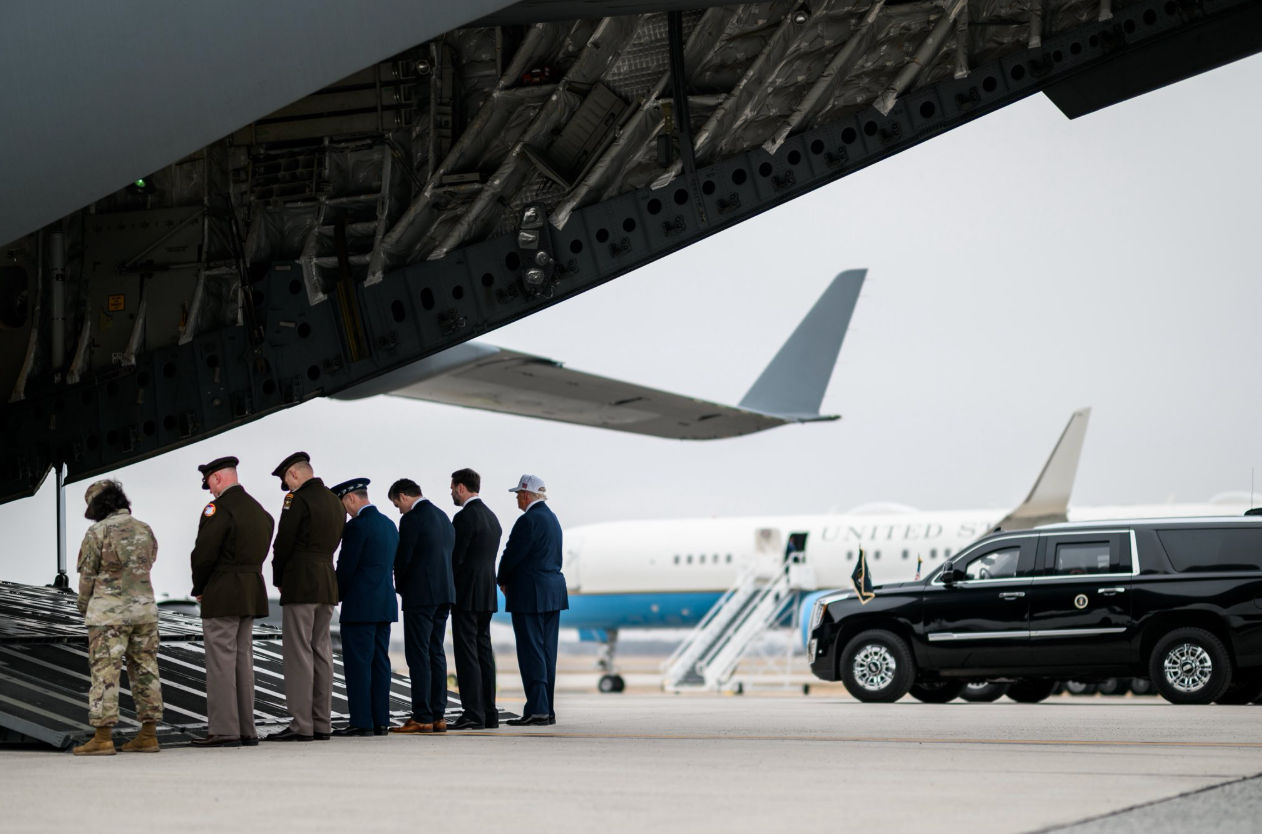 Cả Tổng thống Donald Trump và Phó Tổng thống JD Vance đều có mặt tại buổi lễ cùng phu nhân của họ. Nhiều quan chức cấp cao trong chính quyền cũng tham dự, gồm Bộ trưởng Chiến tranh Pete Hegseth, Bộ trưởng Tư pháp Pam Bondi, Chánh văn phòng Nhà Trắng Susie Wiles, đặc phái viên Steve Witkoff và Giám đốc Tình báo Quốc gia Tulsi Gabbard. (Nguồn: The White House)