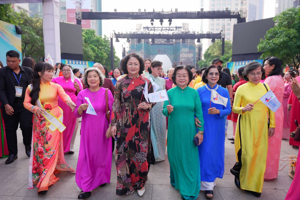 hon 58.000 phu nu duyen dang dong dien ao dai, dau an ngay 8 3 giua tp.hcm hinh anh 2