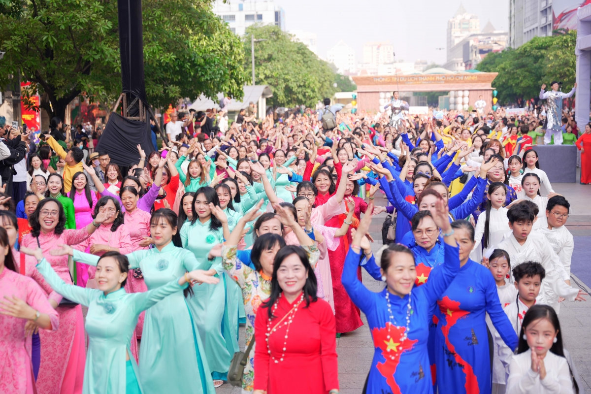 hon 58.000 phu nu duyen dang dong dien ao dai, dau an ngay 8 3 giua tp.hcm hinh anh 3