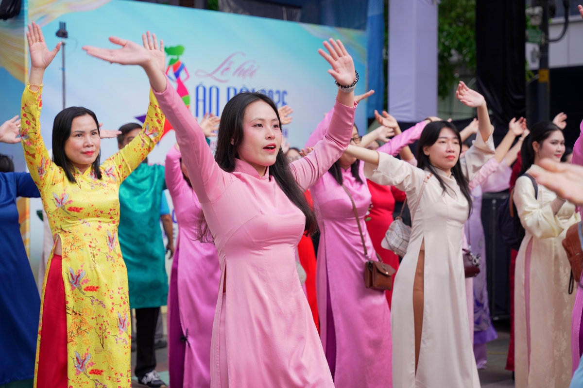 hon 58.000 phu nu duyen dang dong dien ao dai, dau an ngay 8 3 giua tp.hcm hinh anh 4