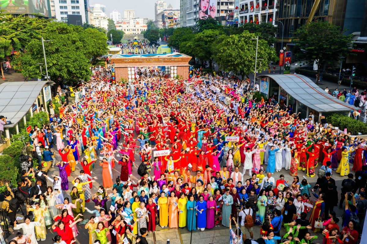 hon 58.000 phu nu duyen dang dong dien ao dai, dau an ngay 8 3 giua tp.hcm hinh anh 1