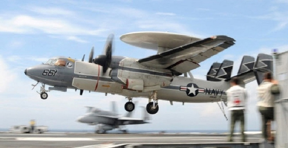 Máy bay E-2 AEW&C hạ cánh xuống tàu USS George HW Bush. Ảnh Military Watch