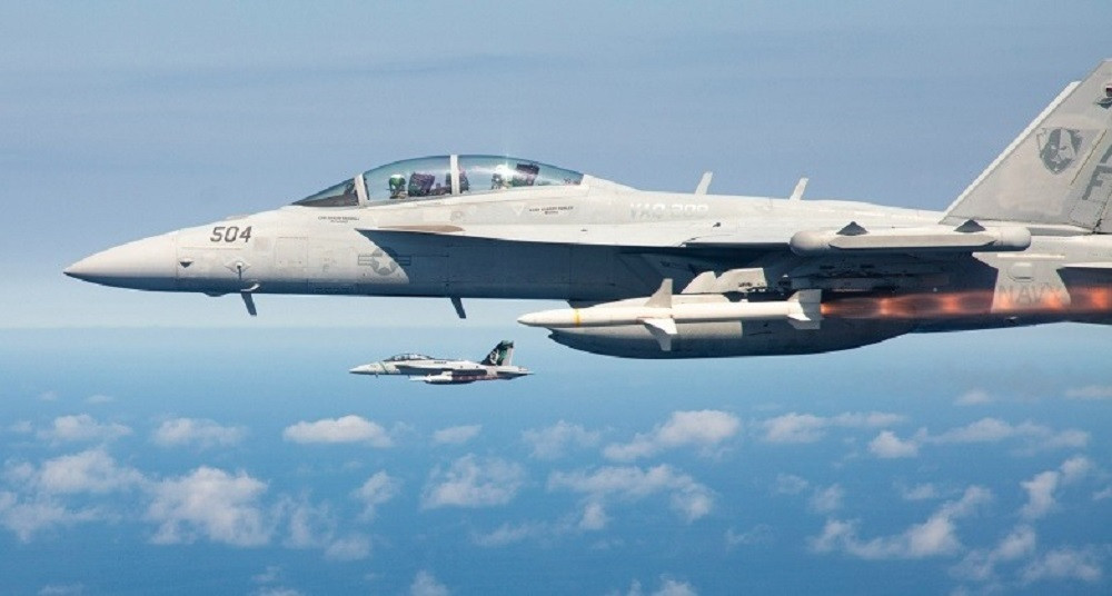 Máy bay tấn công điện tử EA-18G phóng tên lửa chống bức xạ AGM-88. Ảnh Military Watch