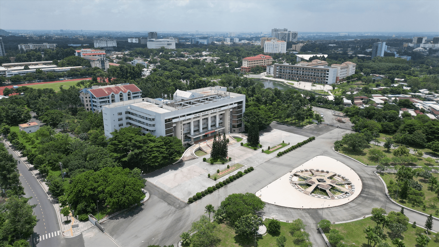 Quy hoạch của ĐHQG TP.HCM rất khang trang được xây dựng trên diện tích 643,7ha thuộc TP. Thủ Đức và TP Dĩ An (Bình Dương cũ), nay thuộc phường Đông Hòa.