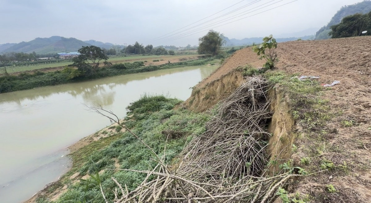 tàu hút cát hoạt động lén lút trên sông Âm, thanh hóa gây sạt lở đất canh tác hình ảnh 3 tau hut cat hoat dong len lut tren song Am, thanh hoa gay sat lo dat canh tac hinh anh 3