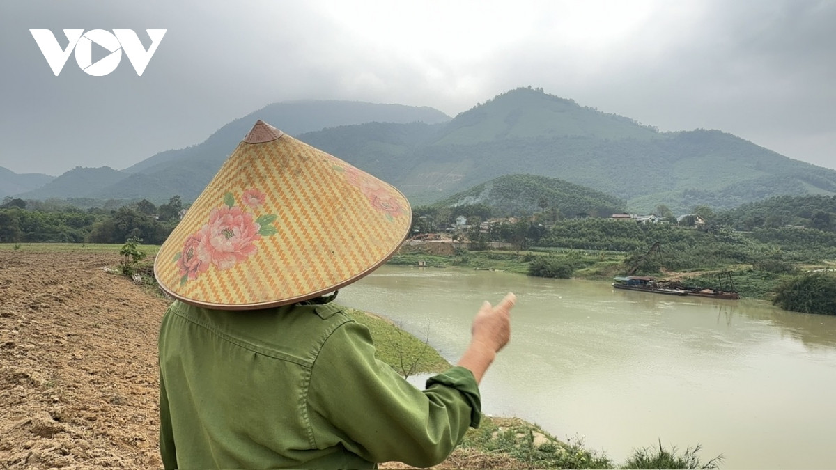 tàu hút cát hoạt động lén lút trên sông Âm, thanh hóa gây sạt lở đất canh tác hình ảnh 1 tau hut cat hoat dong len lut tren song Am, thanh hoa gay sat lo dat canh tac hinh anh 1