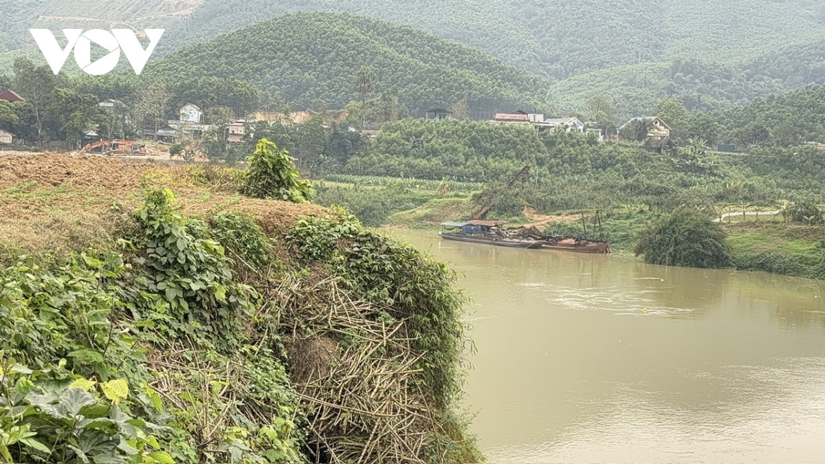 tàu hút cát hoạt động lén lút trên sông Âm, thanh hóa gây sạt lở đất canh tác hình ảnh 4 tau hut cat hoat dong len lut tren song Am, thanh hoa gay sat lo dat canh tac hinh anh 4