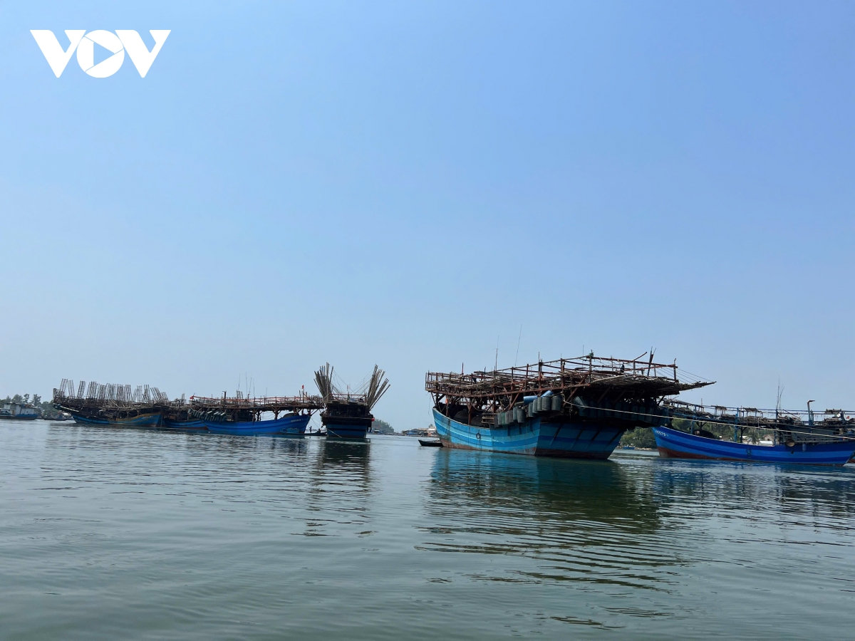 2 tàu cá quảng ngãi hỏng máy, thả trôi trên biển chờ cứu hộ hình ảnh 1 2 tau ca quang ngai hong may, tha troi tren bien cho cuu ho hinh anh 1