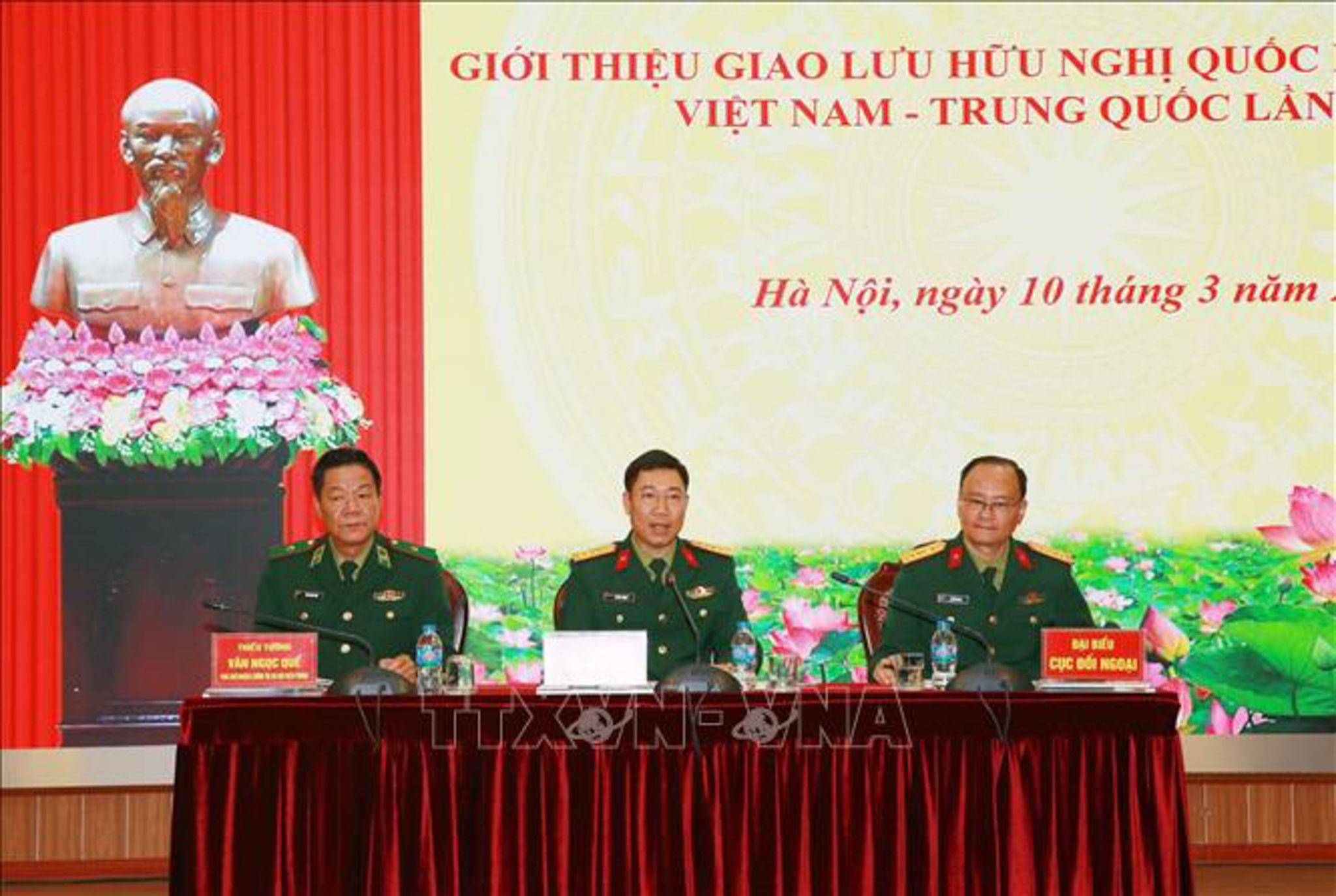Đại diện Cục Tuyên huấn (Tổng cục Chính trị QĐND Việt Nam), Cục Chính trị Bộ đội Biên phòng và Cục Đối ngoại (Bộ Quốc phòng) chủ trì họp báo. (Ảnh: Trọng Đức/TTXVN)