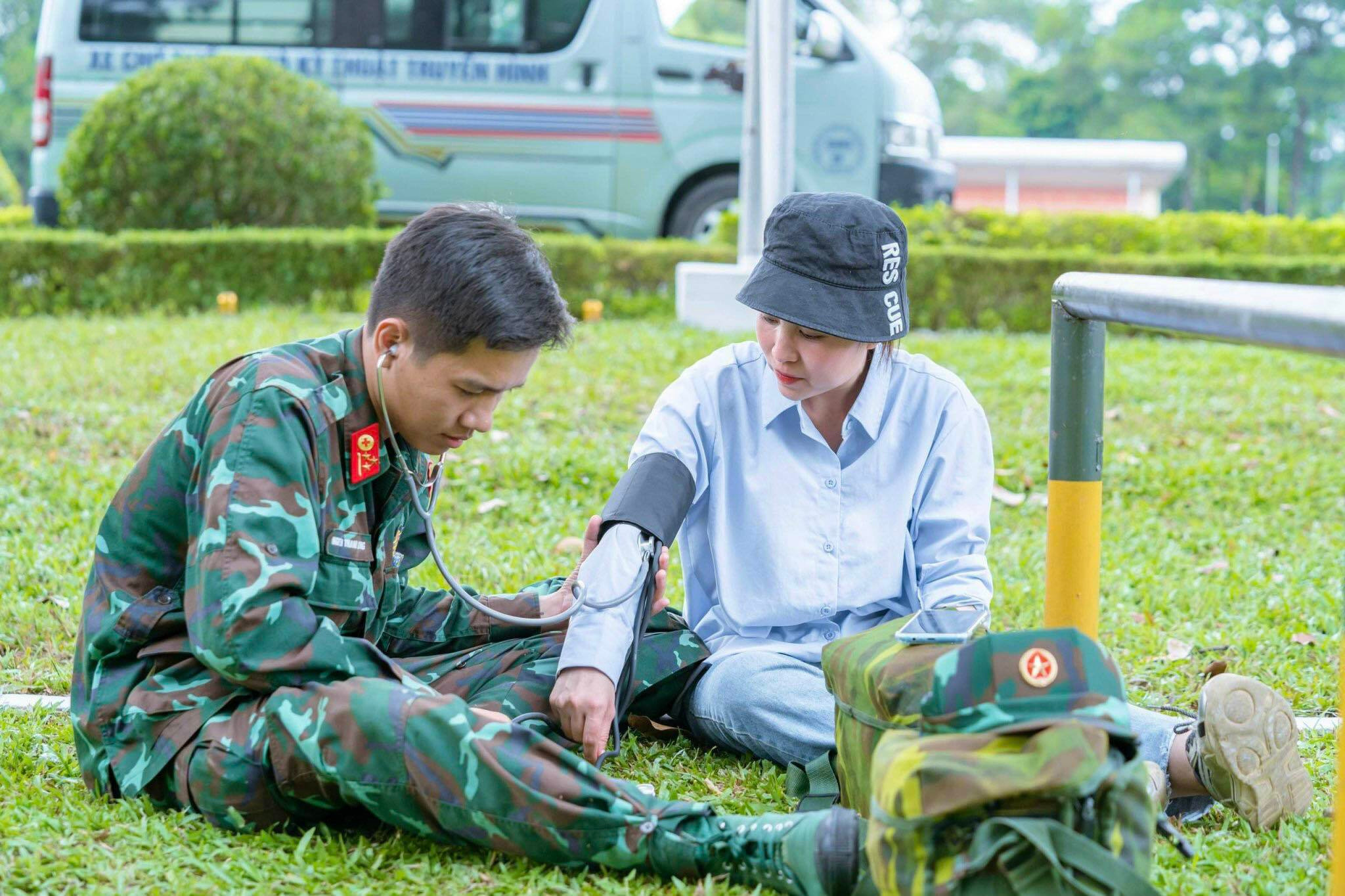 Bác sĩ quân y Nguyễn Thanh Dương chăm sóc BTV Mai Hằng trong thời gian ghi hình.