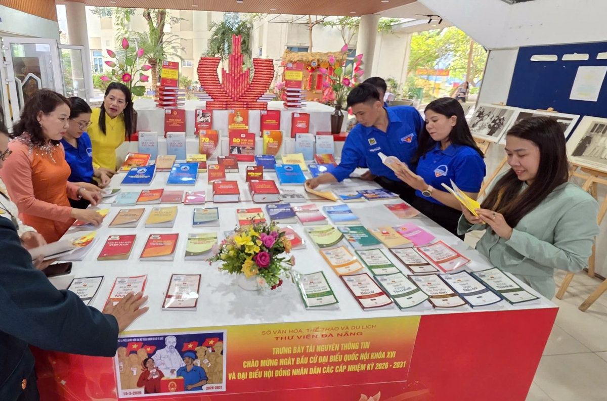 Đà nẵng trưng bày tài liệu về thành tựu của quốc hội việt nam, chào mừng bầu cử hình ảnh 2 Da nang trung bay tai lieu ve thanh tuu cua quoc hoi viet nam, chao mung bau cu hinh anh 2