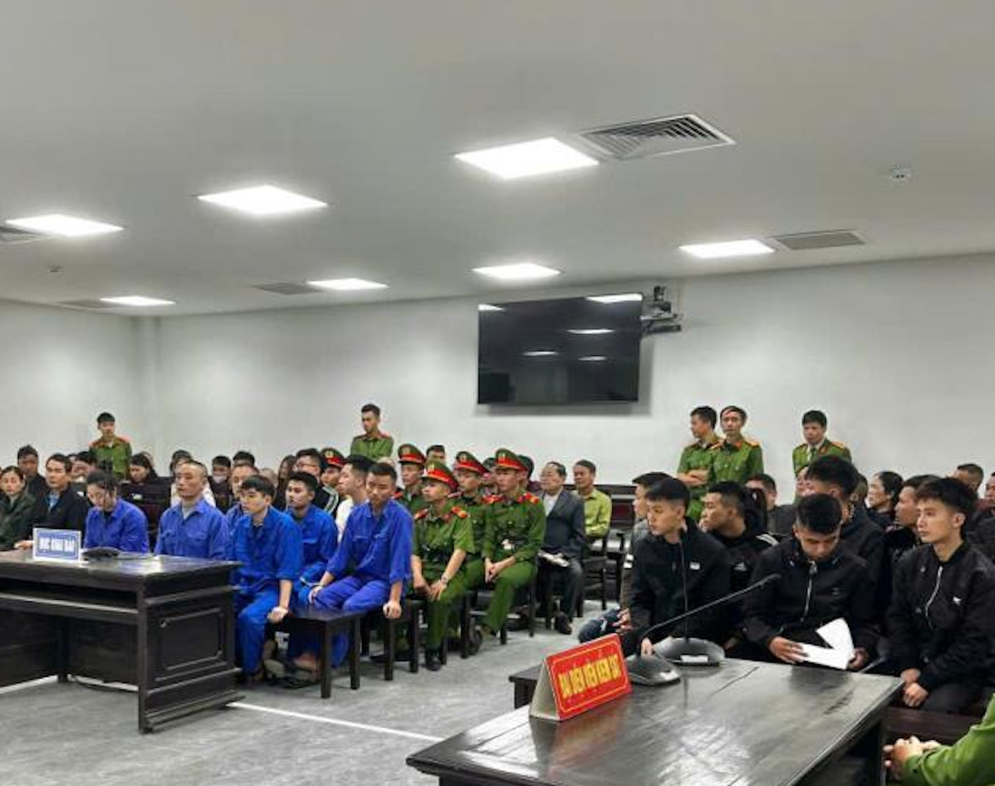 Các bị cáo cùng những người có liên quan đến vụ án tại phiên toà xét xử sơ thẩm. (Ảnh: Công an Hà Tĩnh)