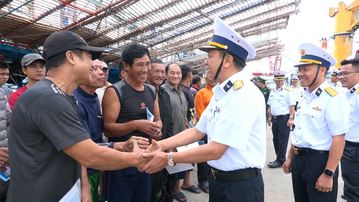 hải quân vùng 4 kịp thời cứu nạn tàu cá cùng 36 ngư dân quảng ngãi về bờ an toàn hình ảnh 5 hai quan vung 4 kip thoi cuu nan tau ca cung 36 ngu dan quang ngai ve bo an toan hinh anh 5