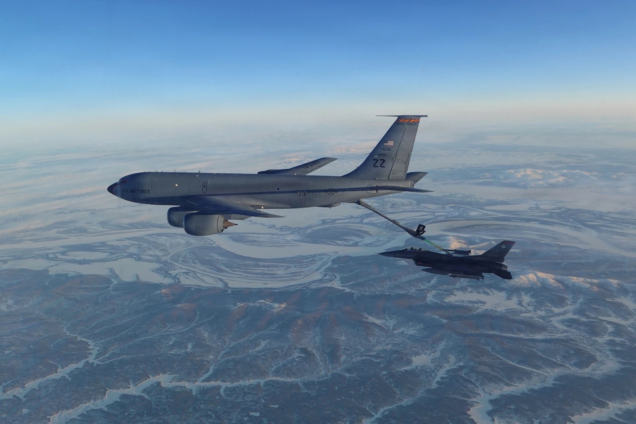 Một tiêm kích F-16 của Bộ Tư lệnh Phòng thủ Không gian Bắc Mỹ (NORAD) tiếp nhiên liệu từ máy bay tiếp dầu KC-135 Stratotanker trên bầu trời miền tây Alaska ngày 19/2/2026. (Ảnh: Bộ Quốc phòng Mỹ/AP)